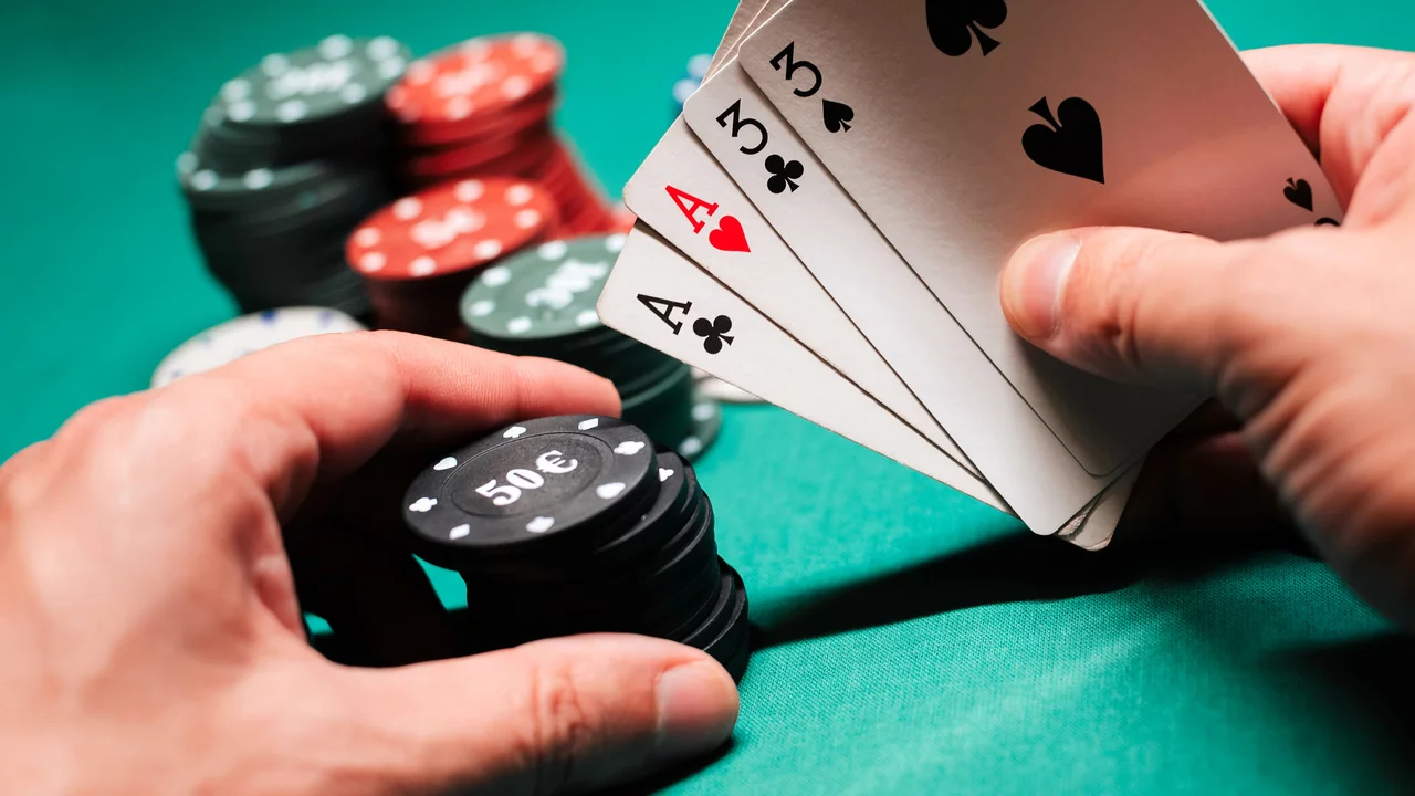 Mengapa tangan poker disebut 'two pair' dan bukan 'two pairs'?